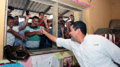 Juan Orlando Hernández saluda a sus simpatizantes en Gracias, Lempira, donde ejerció el sufragio.
