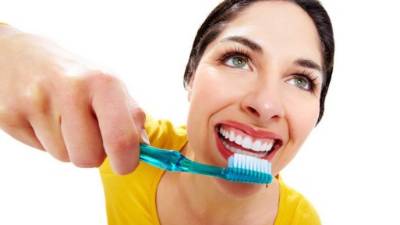 Limpie las superficies internas de los dientes frontales inclinando el cepillo verticalmente y haciendo varios movimientos hacia arriba y abajo con la punta.