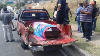 El caravana se dirigían al cementerio para enterrar el cuerpo.