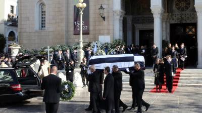 El féretro del exrey Constantino II es sacado de la Catedral Metropolitana de Atenas tras el funeral en Atenas este 16 de enero de 2023.