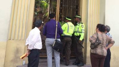 Policías municipales controlan el ingreso a la alcaldía sampedrana este miércoles.