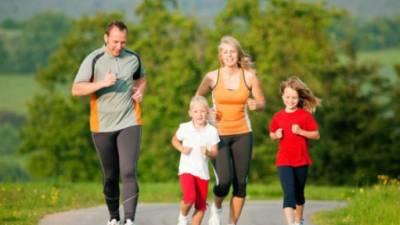 Trotar es beneficioso para su salud. Puede disfrutar del ejercicio junto a su familia.
