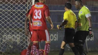 El derbi ceibeño entre Vida y Victoria fue jugado de poder a poder y se llenó de polémica.