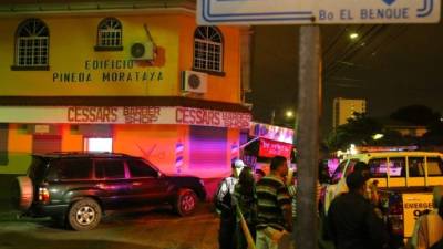 Dos sujetos se bajaron de una camioneta blanca y atacaron a disparos a las personas que estaban dentro de la barbería.