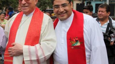 Óscar Andrés Rodríguez, cardenal de Honduras y el párroco Carlos Rubio.