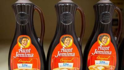 Botellas de la marca Aunt Jemima en un supermercado en Lynn, Massachusetts.
