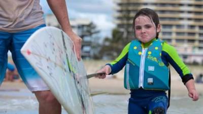 Esta pequeña de tan solo seis años de edad es conocida como la Ardilla Voladora y probablemente sea la mejor sufista y skater del mundo a su edad. Pero la historia que hay detrás de su vida te sorprenderá. Foto cortesía de Vimeo.com