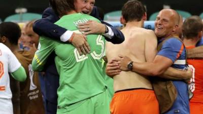 Van Gaal se abraza con Tim Krul, el héroe en los penales.