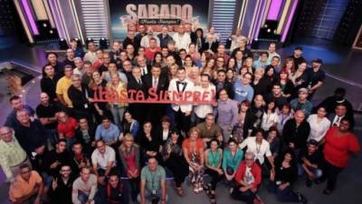 Don Francisco junto a todo su equipo de trabajo de Sábado Gigante. Hoy es su último programa tras 53 años.