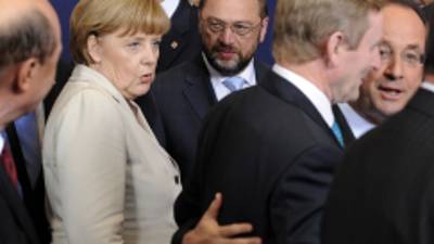 German Chancellor Angela Merkel (L), European Parliament President Martin Schulz (C),Irish Prime Minister Enda Kenny and French President Francois Hollande (R) chat during the family photo of the European Union leaders summit at the EU headquarters on June 27, 2013 in Brussels. European Commission President Jose Manuel Barroso on Thursday announced a political deal on the EU's hotly contested 2014-2020 trillion-euro budget, hours before an EU summit mulls how to get millions of jobless youths back into the workplace. AFP PHOTO / JOHN THYS