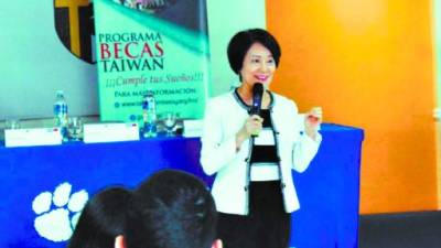 La embajadora Ingrid Hsing detalló los beneficios de los programas de becas que ofrece Taiwán a estudiantes hondureños.