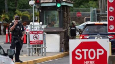 Un guardia se encuentra en la puerta Nimitz de Pearl Harbor en Hawai, poco después de que un marinero disparó fatalmente a dos civiles en el Astillero Naval de Pearl Harbor en Honolulu, Hawai el 4 de diciembre de 2019. Un marinero estadounidense disparó y mató a dos, hiriendo más en el Pearl El astillero naval Harbor en Hawai el 4 de diciembre de 2019, antes de quitarse la vida, dijeron las autoridades. / AFP / Ronen ZILBERMAN