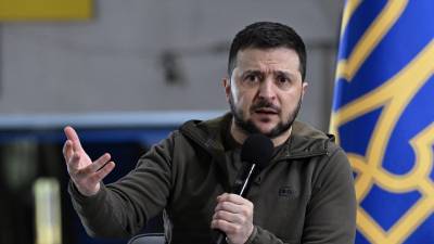 El presidente ucraniano, Volodymyr Zelensky, se dirige a una conferencia de prensa con medios internacionales en una estación de metro subterráneo en Kiev el 23 de abril de 2022.