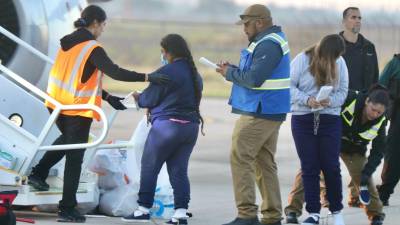 Las dos nuevas leyes, una vez que sean firmadas por el gobernador, darán poder a la Policía estatal y local para que capture y deporte emigrantes indocumentados. Aquí cuando subían a migrantes para enviar a Guatemala vía aérea.