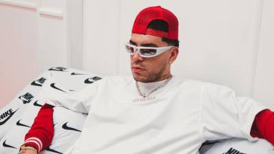 El intérprete de “Mujeriego” no duda en demostrar su fidelidad al sonido y letras del reguetón clásico con los que se crió en su Medellín natal, ciudad de la que han surgido figuras globales como Karol G, J Balvin, y Maluma, entre otros.