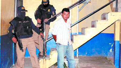 El policía Carlos Felipe Bautista fue capturado tras asaltar a una dama.