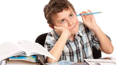 Si el niño no es tratado a tiempo, este podría repetir el año escolar, ya que su aprendizaje está por debajo de la capacidad intelectual que tiene.