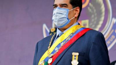 Handout photo released by the Venezuelan Presidency press office of Venezuela's President Nicolas Maduro wearing a face mask while participating in the commemoration ceremony of the bicentennial of the Armistice and War Regularization Treaties, the centennial of the Bolivarian Military Aviation and the 28th Anniversary of the Civil Military Rebellion, in Maracay, Aragua state, Venezuela on November 27, 2020. (Photo by JHONN ZERPA / AFP) / RESTRICTED TO EDITORIAL USE - MANDATORY CREDIT AFP PHOTO / VENEZUELAN PRESIDENCY / JHONN ZERPA - NO MARKETING NO ADVERTISING CAMPAIGNS -DISTRIBUTED AS A SERVICE TO CLIENTS