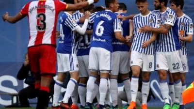 GRAF9200. SAN SEBASTIÁN, 08/04/2018.- Los jugadores de la Real Sociedad celebran el primer gol ante el Girona, durante el partido de la jornada 31 de la Liga Santander de fútbol que han disputado hoy en el estadio de Anoeta de San Sebastián. EFE/Javier Etxezarreta.
