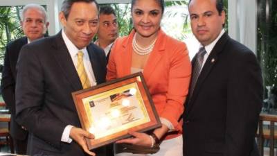 Wong Arévalo fue galardonado por el alcalde de Miami durante el lanzamiento del canal Servicio Centroamericano de Noticias, Sercano.