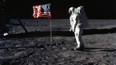 Neil Armstrong fue el primer hombre que pisó la Luna.