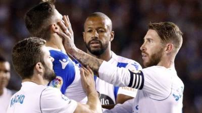 GRA470. A CORUÑA, 20/08/2017.- El defensa del Real Madrid Sergio Ramos (d) empuja al suizo Fabian Schar (2i), del Deportivo de La Coruña, durante el partido de la primera jornada de Liga en Primera Division que se juega esta noche en el estadio de Riazor, en A Coruña. EFE/Lavandeira jr