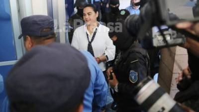 Momento en que Rosa Elena de Lobo ingresaba a la audiencia inicial por el caso 'Caja Chica de la Dama' en marzo pasado.