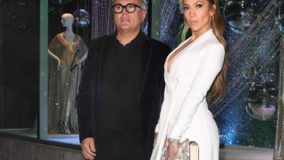 El diseñador Giuseppe Zanotti y Jennifer López.