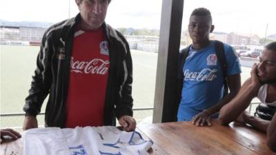 Costly le entregó la camisa número 13 que utilizó en el mundial y con la que celebró el gol ante Ecuador.