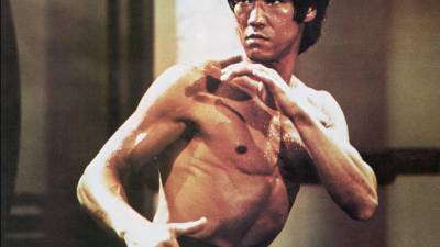 Bruce Lee fue un artista marcial, maestro de artes marciales, actor, cineasta, filósofo y escritor estadounidense de origen hongkonés.