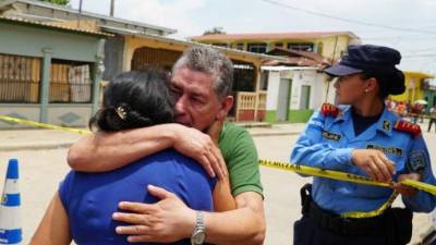 Familiares de Wilson Carranza Padilla llegaron a la escena del crimen ocurrido la mañana de ayer.