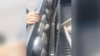 La supuesta marihuana venía en un compartimento oculto de un auto pick up, Nissan Frontier.