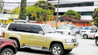 Según las autoridades de Tránsito, a la hora de conducir los sampedranos pasan la prueba raspando. Pocos conocen la señalización y los artículos básicos que rigen al conductor.