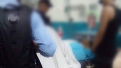 Agentes policiales vigilan al sospechoso, quien fue ingresado en un centro hospitalario para atender sus heridas.