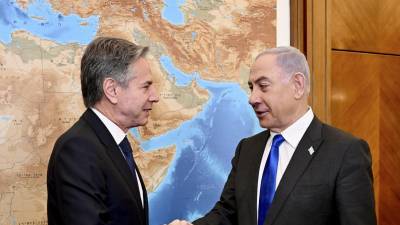 El secretario de Estado de EEUU, Antony Blinken, y el primer ministro israelí Benjamín Netanyahu, durante su reunión en Jerusalén este miércoles, para estudiar la posibilidad de un alto el fuego en Gaza y la liberación de rehenes israelíes por parte de Hamás.