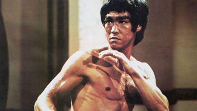 Bruce Lee fue un artista marcial, maestro de artes marciales, actor, cineasta, filósofo y escritor estadounidense de origen hongkonés.