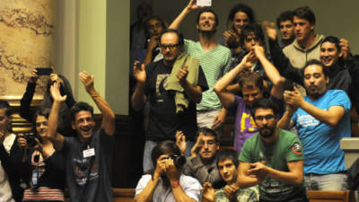 El público presente en las barras de la cámara de senadores de Uruguay, hoy martes 10 de diciembre de 2013, celebra la aprobación del proyecto de Ley control y regulación del Estado del mercado de la marihuana, desde la producción a la comercialización.