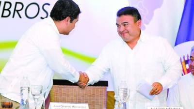 El presidente Juan O. Hernández saludó al secretario adjunto de la OEA, Nestor Méndez, en la reunión en Tela.