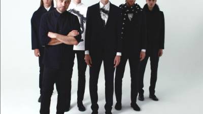 El famoso sastre hondureño en la Gran Manzana deja el color a un lado y se decanta por la sobriedad del blanco y negro, una mezcla que evoca distinción con sutileza.