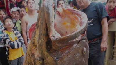 Darwin Balón (d) con el pez guato que capturó. Foto tomada de www.eluniverso.com