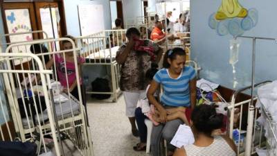 En emergencia de pediatría, los niños comparten cama por falta de espacio.