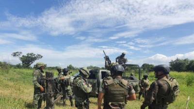 Militares guatemaltecos y mexicanos en la zona del enfrentamiento armado en la frontera entre ambos países.