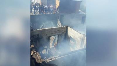 Momentos cuando miembros del Cuerpo de Bomberos realizan las labores de enfriamiento en la zona.