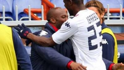 Ibarbo celebrando un gol con David Suazo.