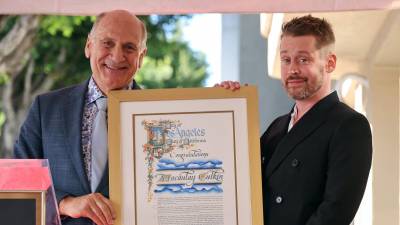 Steve Nissen, CEO del HCC y Macaulay Culkin durante el acto de ceremonia por la develación de la estrella en honor al famoso actor de la película Mi Pobre Angelito o Home Alone.