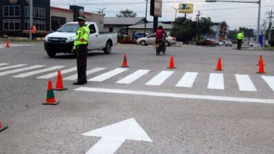 Un juego de semáforos inteligentes funcionará en el bulevar del este con la 14 avenida salida a La Lima. Foto: Yoseph Amaya.