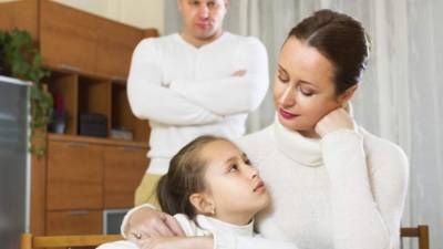 No haga muestras de cariño con su pareja en frente del niño. Esto le hará sentirse desplazado. Espere un tiempo.