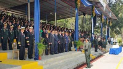 El presidente de Honduras, Juan Orlando Hernández, participó en la ceremonia de ascenso de militares en víspera del nacimiento del general Francisco Morazán.