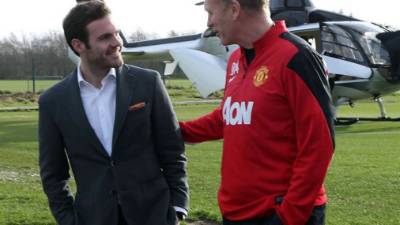 David Moyes, técnico del Manchester United, dando la bienvenida a Juan Mata.