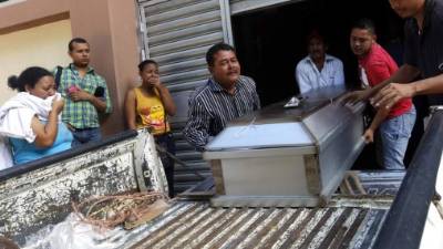 Los familiares de Delma Patricia Avilez Soleno, muy desconsolados, reclamaron el cadáver en la morgue.